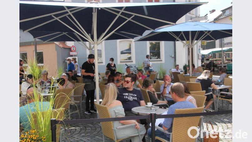 Viele Leute nutzten die Möglichkeit, einen Bummel über den Markt mit einem Besuch in den Außenbereichen der Lokale zu kombinieren. Bild: kro