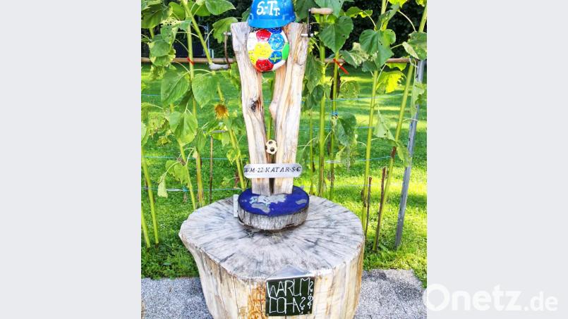 Mit diesem Kunstwerk klagt Günter Nagel aus Hirschau die Vergabe der Fußballweltmeisterschaft 2022 nach Katar an. Bild: ind