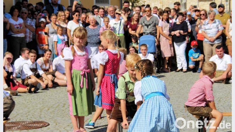 Die Kinderkirwapaare zeigten den Banklboarischen. Bild: bjo