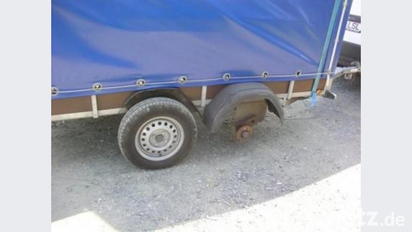 Mit einem Rad zu wenig war dieser Anhänger auf der A 6 bei Vohenstrauß unterwegs. Bild: M. Uschold / VPI Weiden