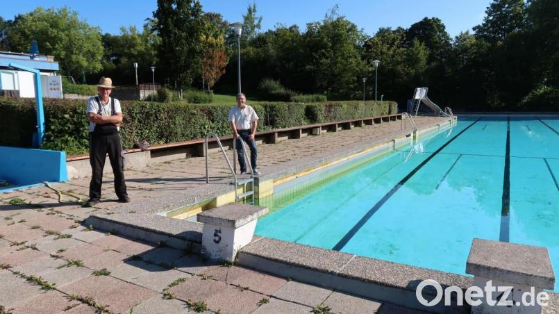 Bürgermeister Oskar Schuster (rechts) und Bademeister Walter Etterer (links) freuen sich nach der Beendigung der Freibadsaison vor allem über den reibungslosen Ablauf in Coronazeiten. Für den Bademeister stehen in den nächsten Tagen noch zahlreiche Arbeiten an, um das Freibad sicher über den Winter bringen zu können. Bild: bsc