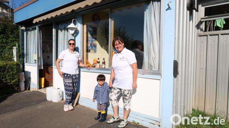 Die beiden Vorsitzenden des Fördervereins Freibad, Lisa Rauh (mit Enkel Christian) und Patricia Henze (von rechts) dankten ihren Mitgliedern für ihr großes Engagement hinter dem Verkaufstresen. Bild: bsc