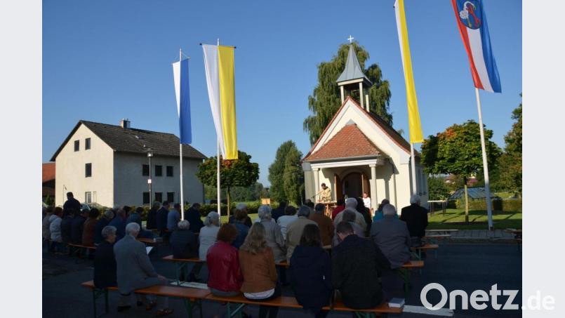 Die Kapelle &quot;Mariä Geburt&quot; stand beim Patrozinium im Mittelpunkt des Geschehens. Auf dem Dorfplatz feierten die Besucher mit Kaplan Alexander Ertl einen Festgottesdienst. Nicht vergessen wurde, für den erkrankten Stefan Reil aus Untertresenfeld zu beten und an die bevorstehende Typisierungsaktion in der Stadthalle zu erinnern. Bild: dob