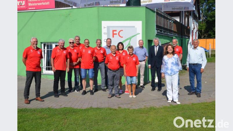Der neu gewählte Vorstand führt den Förderverein des FC Weiden-Ost. Bild: Kunz