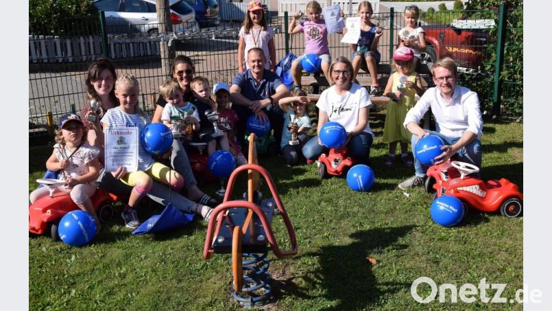 Das war Leben in der Siedlung. Ganz ohne ein Gramm CO2-Ausstoß waren die Ebermannsdorfer Kinder beim Bobby-Car-Rennen des CSU/JU-Ortsverbands unterwegs. Mit dabei auch Bundestagskandidatin Susanne Hierl (CSU), Florentin Siegert (CSU) und Bürgermeister Erich Meidinger sowie Julia Meidinger und Marie Gilch. Bild: bö