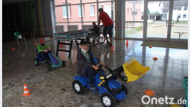 Die Aula der Mittelschule Wiesau bot viel Platz, um darin Hindernisse aufzustellen, die mit den unmotorisierten Kinder-Fahrzeugen gefühlvoll umkurvt werden mussten. Bild: wro