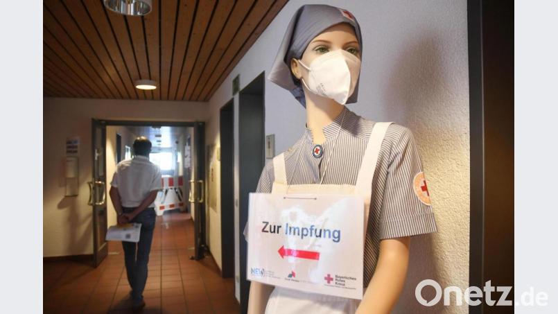 Erstimpfungen haben nach wie vor Priorität. Sie gibt es bei Hausärzten und im Impfzentrum Weiden. Das schickt ab dieser Woche auch wieder mobile Impfteams in die Seniorenheime - für die ersten Drittimpfungen. Bild: Gabi Schönberger