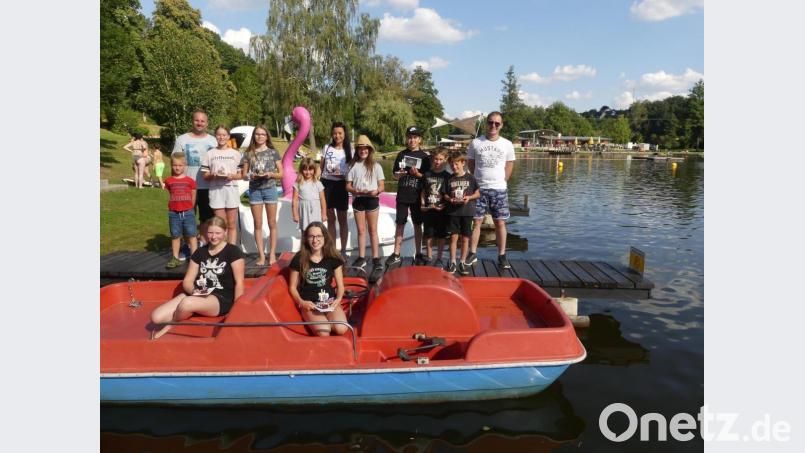 Das Duo &quot;RaKa&quot; (vorne im Boot) gewinnt den Wettbewerb vor den &quot;Haselbrunner Lumpen&quot; und der &quot;Luana Welle&quot;. Die Leitungen haben Andreas Hermann (rechts) und Jürgen Schäffler (links). Bild: rn