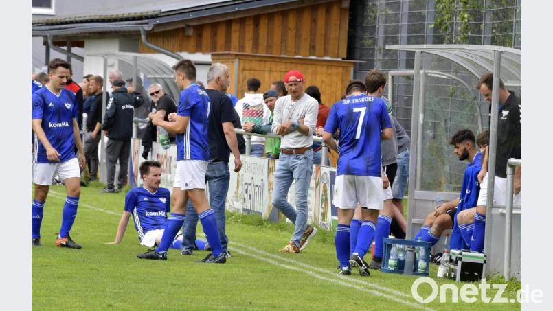 Für die Spieler der DJK Ensdorf und ihren Trainer Gebhard Hauer (Mitte, in weiß) läuft die Saison bislang katastrophal. Der Abstieg in die Kreisliga scheint kaum abzuwenden. Wegen etlicher Ausfälle ist die Mannschaft derzeit nicht konkurrenzfähig. Archivbild: Ziegler