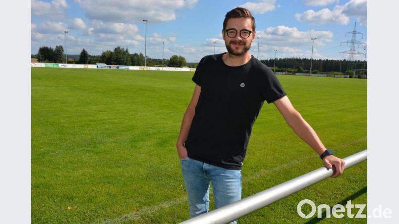 Der Fußballplatz ist sein Lieblingsplatz: Das und noch viel mehr verrät im Interview Maximilian Siller, Vorsitzender des TSV Konnersreuth und Inhaber des gleichnamigen Malerbetriebs in Mitterteich. Bild: jr