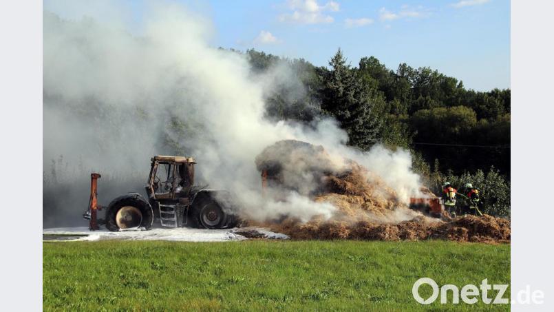Der Traktor und der Anhänger brannten komplett aus. Bild: jma