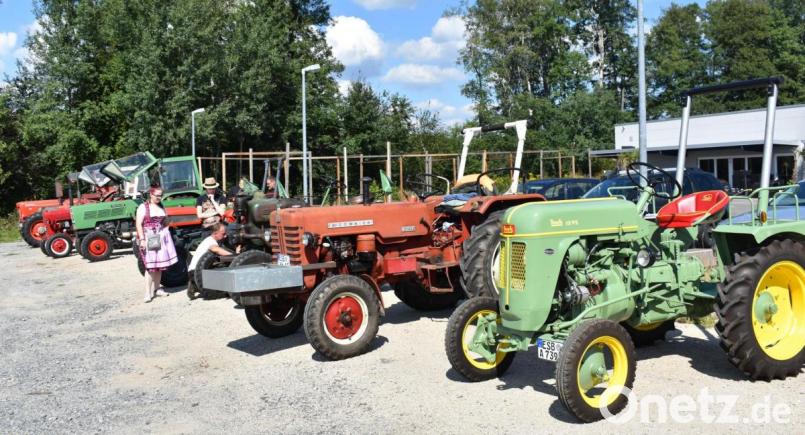 Rund 20 Oldtimer-Bulldogs geben sich ein &quot;Stelldichein&quot;. Bild: rgr