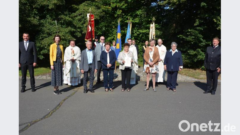 Verdiente und langjährige Mitglieder der KAB Steinmühle wurden am Sonntag in der Expositurkirche Steinmühle geehrt. Im Bild (von links) Leonbergs Zweiter Bürgermeister Max Ernstberger, Katrin Madl, Kaplan Daniel Schmid, Max Zintl, Norbert Häckl, Maria Zintl, Ortsvorsitzende Helga Haberkorn, KAB-Diözesanpräses Pfarrer Stephan Rödl, Theresia Hecht, Kreispräses Helmut Stadermann, Renate Ziegler und Mitterteichs Bürgermeister Stefan Grillmeier, hinten die Fahnenabordnungen der örtlichen Vereine. Bild: jr