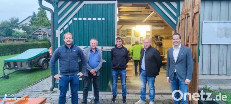 Die Führung der CSU Kohlberg mit (von links) Adrian Blödt , Friedrich Hermann , Jürgen Bergmann und, Gerhard List. Abgeordneter Albert Rupprecht (rechts) gratuliert zur Wahl. Bild: gmü