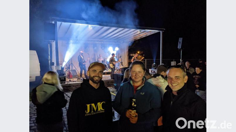 Glückliche Gesichter gab es bei JMC- Vorsitzenden Fabian Grötsch (von links), CeBB-Organisatorin Ivana Danisch und Kamil Jindřich, der auch nach seinem Ausscheiden als Direktor des Kulturamts in Domažlice die Rockbrücke betreut. Bild: eib