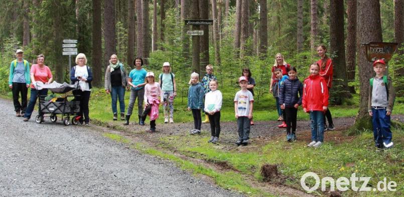 Auf dem Weg durch den Steinwald machten die Teilnehmer am Caritas-/ Ministranten-Ferienprogramm an mehreren Stationen Rast. Aufgabe war es, die die dort sichergestellten Codes zu entschlüsseln. Begleitet wurden die Kinder von einem Team um Silke Bächer (Vierte von links). Bild: wro