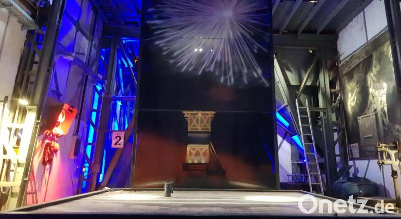 Mit dem Verlegen von Netzwerkkabeln und etlichen Metern Stromkabel ist in zwei Ausstellungshallen auch die Beleuchtung grundlegend verändert worden. Bild: Förderverein Maffeispiele/exb