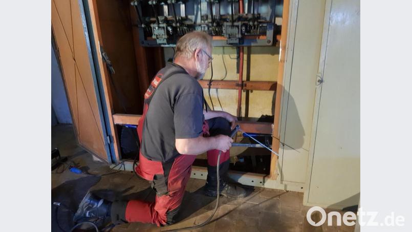 Ein früherer Schaltschrank in der Maschinenhalle des Bergwerks Maffei wird von Hans Warta für die Installation eines Monitors umgebaut. Bild: Förderverein Maffeispiele/exb