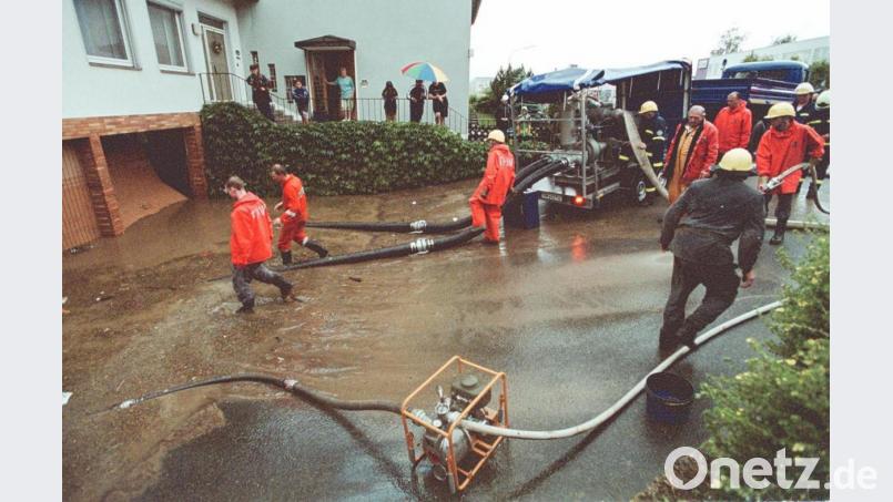 Mannshoch stand in Garagen in der Austraße das Wasser. Archivbild: Baehnisch/exb