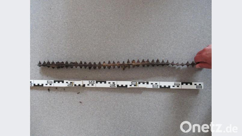 Dieses rundum mit scharfen Zacken versehene Metallteil lag auf einem Weg, der von Radfahrern gern benutzt wird. Bild: Polizei Waldsassen/exb