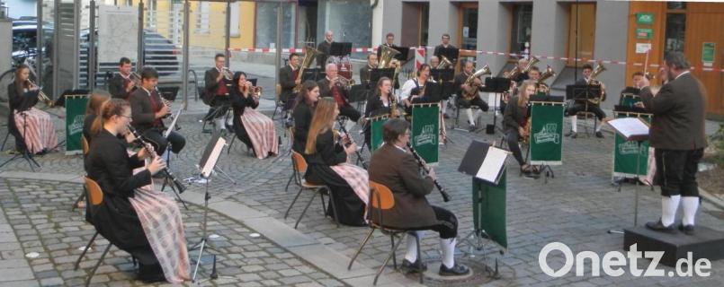 Die 32 Musiker der Stadtkapelle Oberviechtach trafen mit ihrem Programm den Geschmack des Publikums. Bild: nia