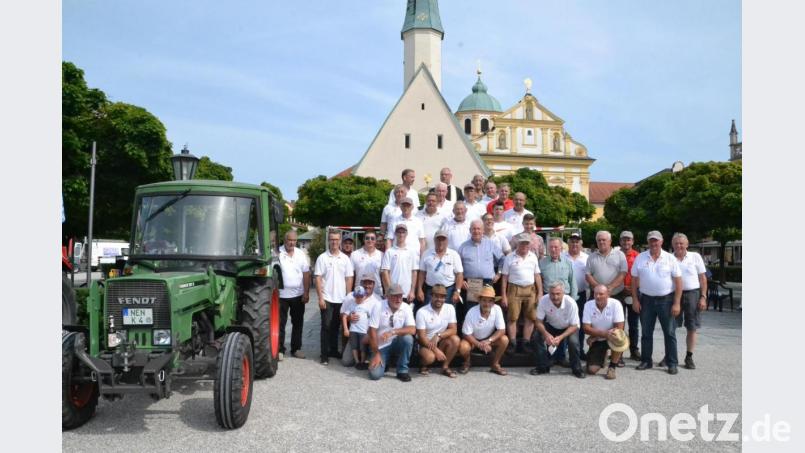Anton Steininger (Mitte) wurde von Bürgermeister Stephan Antwerpen für zehnjährige Teilnahme geehrt. Im Bild alle Teilnehmer der Traktorwallfahrt. Bild:  Roswitha Dorfner/exb