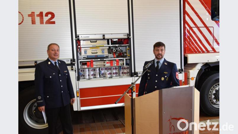 Als Erinnerungsgeschenk präsentierten Vorsitzender Marco Schäffler (rechts) und Kommandant Peter Denz (links) Kaffeetassen mit bildlichem Aufdruck des TLF4000. Bild: mde