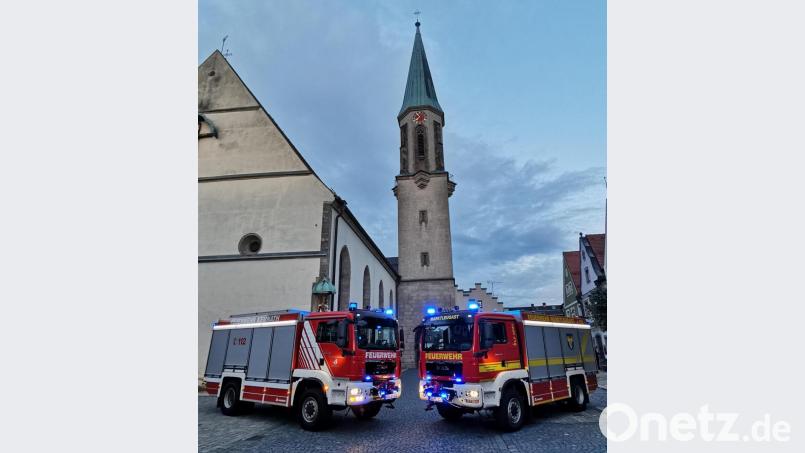 Auf den ersten Blick unterscheiden sich die beiden &quot;TLF4000&quot;, doch im Kern sind es &quot;Zwillinge&quot;. Die Tanklöschfahrzeuge der Feuerwehren Kemnath (links) und Marktleugast (rechts) geben ein imposantes Bild auf dem Kemnather Stadtplatz ab. Bild: mde
