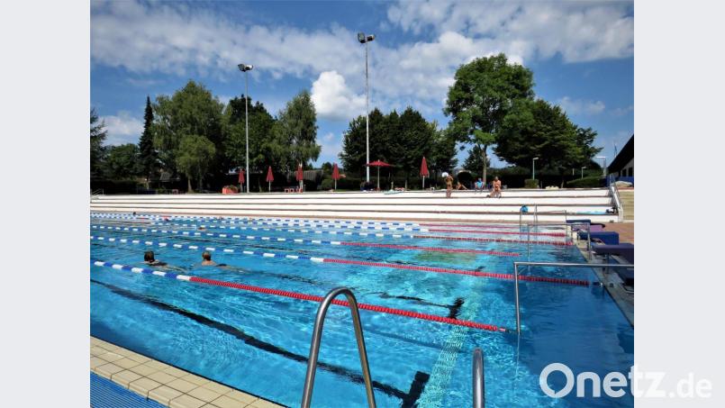 Nach einem miesen Sommer zeigte sich die Sonne am Sonntag von ihrer besten Seite. Das genossen viele Dauerbadegäste ein letztes Mal. Bis 22 Uhr war noch einmal geöffnet. Jetzt ist das Freibad für diese Saison geschlossen. Bild: ubb