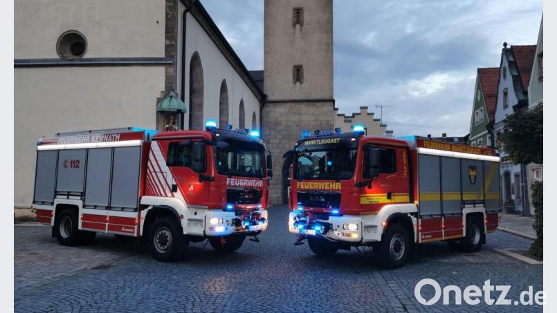 Rein optisch unterscheiden sich die beiden TLF4000, doch im Kern sind es „Zwillinge“. Die Tanklöschfahrzeuge der Feuerwehren Kemnath (links) und Marktleugast (rechts) geben ein imposantes Bild auf dem Kemnather Stadtplatz ab. Bild: mde