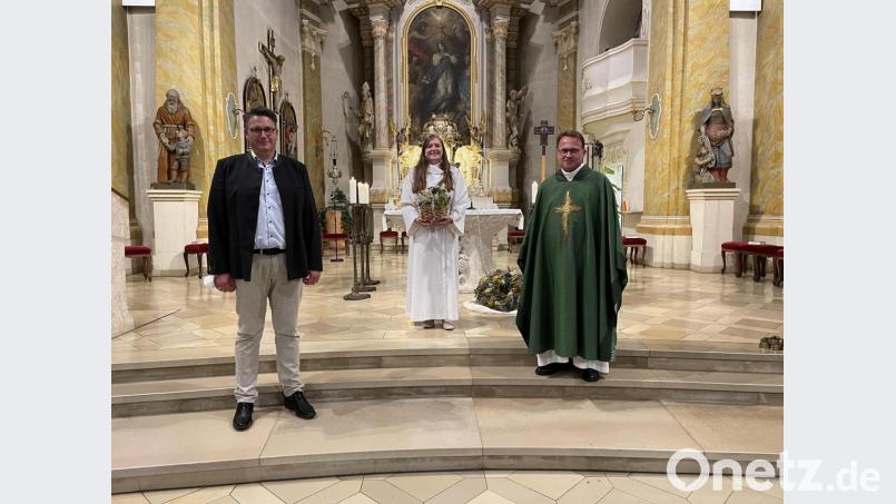 Eine Fränkin kommt als Gemeindereferentin mit Theresa Schwab in die Pfarreiengemeinschaft Vohenstrauß und Böhmischbruck. Sie hofft, dass der Dialekt nicht als Barriere zwischen den Menschen steht. Dekan Alexander Hösl (rechts) und stellvertretender Pfarrgemeinderatssprecher Reinhard Kick (links) hießen die junge Frau willkommen. Bild: doj