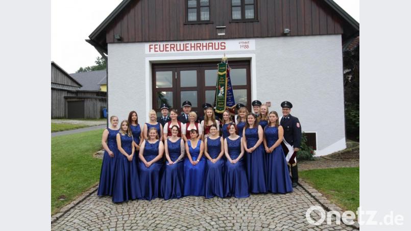 Die königsblauen Kleider der 14 Festdamen sollten Blickfang bei der 125-Jahr-Feier der Feuerwehr Feilersdorf-Grub-Bärnwinkel sein. Doch das fiel leider &quot;Corona&quot; zum Opfer. Mit gut einjähriger Verspätung holen die &quot;Moidla&quot; nun die Präsentation nach. Bild: bjp