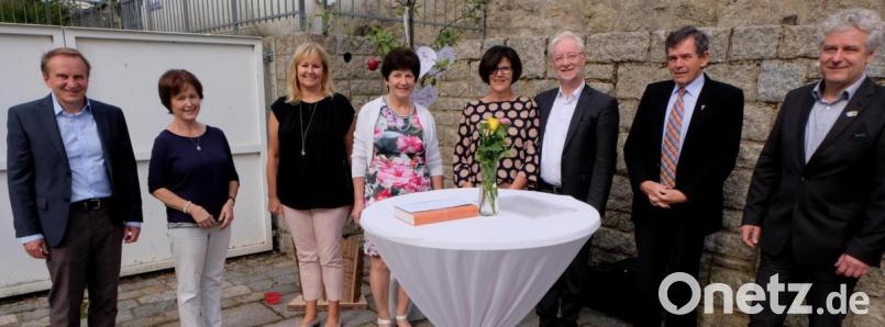 Diakon Karl Rühl, Kirchenvorsteherin Erna Bodensteiner, Vertrauensfrau Silke Scherm, Kirchenpflegerin Erika Bock, Erika Römischer, Pfarrer Wilfried Römischer, Pfarrer Max Früchtl und Bürgermeister Robert Lindner (von links) bei der Geburtstagsgratulation. Bild: le