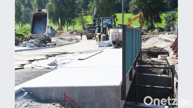 Die Brückensanierung bei Peugenhammer macht Fortschritte. Derzeit wird die Kreisstraße an den Verlauf der neuen Brücke angepasst. Bild: Gabi Schönberger