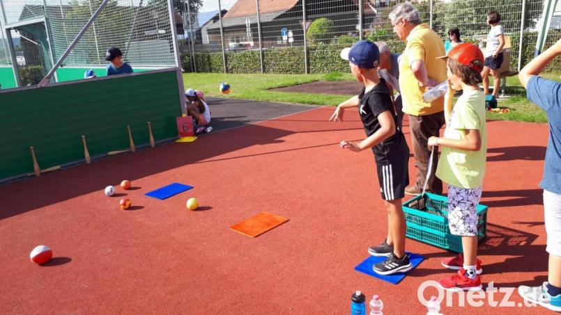 An den Stationen strengten sich die Kinder richtig an. Bild: zer