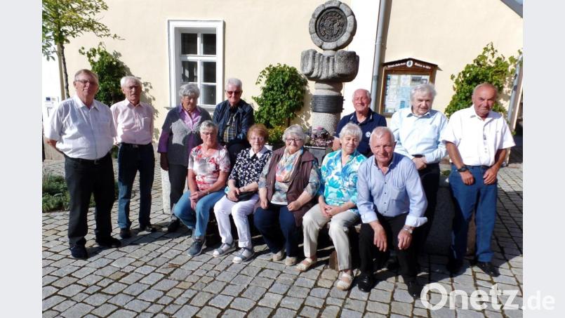 Nach 2016 gab es beim vierten Klassentreffen der Geburtsjahrgänge 1945 bis 1947 erneut ein Wiedersehn der „Ehemaligen“. Unser Bild zeigt die zwölf Teilnehmer vor dem ehemaligen Schulhaus am Unteren Markt: (stehend von links) Alois Kastner, Alois Lorenz, Irmgard Deglmann, Siegfried Greger, Ernst Scheibel, Hans Vollath und Peter Mai sowie (sitzend von links) Marga Baumann, Hilde Murr, Angela Spiegl, Erna Schimpf und Ferdinand Schieder. Bild: br