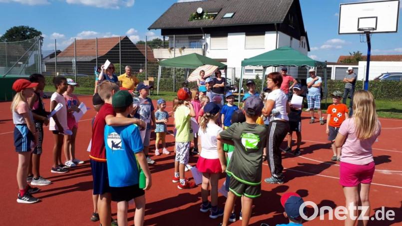 Zur Siegerehrung wurde gemeinschaftlich die Nationalhymne gesungen. Bild: zer