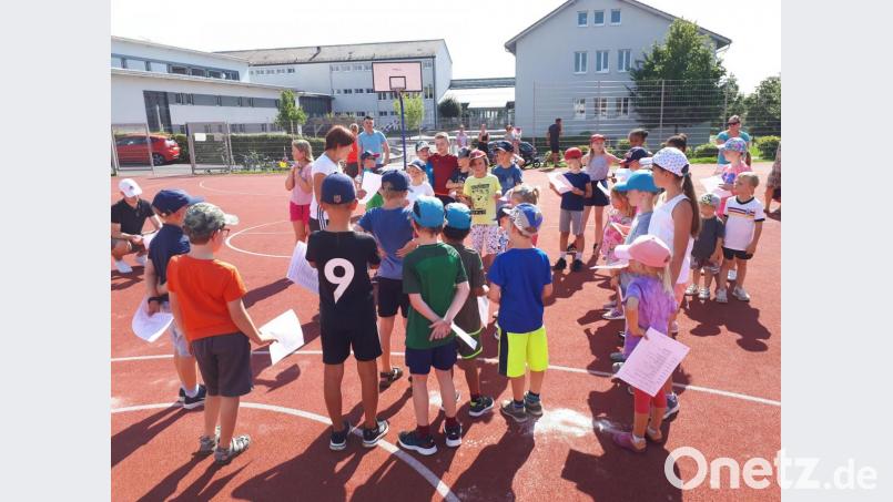 Dorle Praller mit den Kindern bei der Siegerehrung Bild: zer