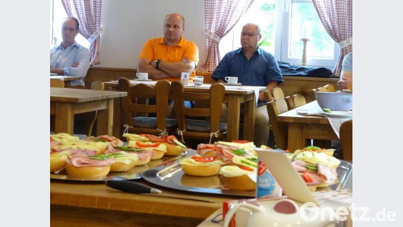 Belegte Semmeln und Kaffee: Im Wolfringer Dorfwirtshaus gab es erstmals ein Wirtschaftsfrühstück, zu dem Unternehmer und Gewerbetreibende aus der Gemeinde Fensterbach eingeladen waren. Bild: Houschka