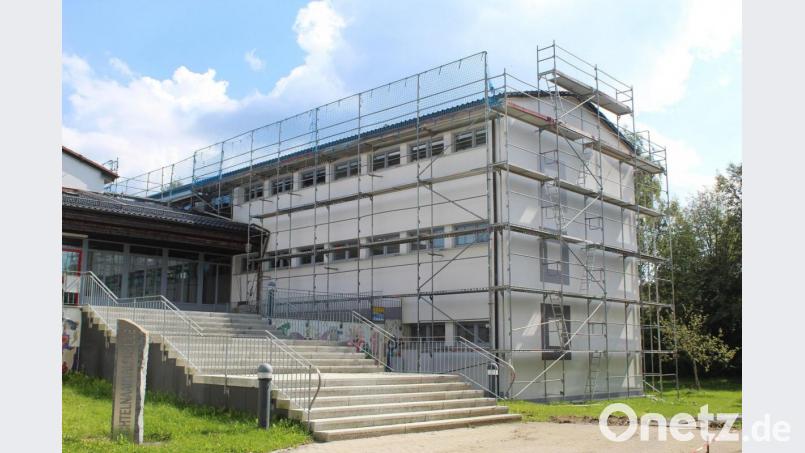 Im Bauabschnitt I wurde die Schule bereits umfangreich energetisch saniert. Aktuell wird das Dach neu gedeckt. Bild: soj