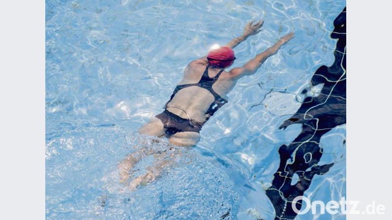 Beim Schwimmen ist der Auftrieb im Wasser entlastend für den Körper. Eine wichtige Rolle spielt aber die korrekte Ausübung der Bewegungen. Symbolbild: Christoph Soeder/dpa