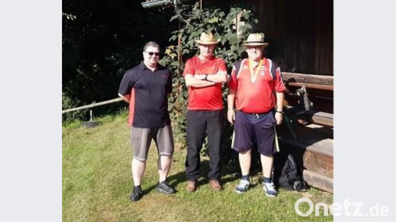 Thorsten Niewolik, Gerhard Jost und Helmut Porsch (von links) traten bei der Bayerischen Meisterschaft im Petanque Triplette 55plus in Schnackenwerth an. Bild: jzk