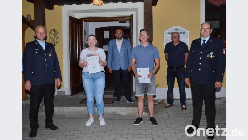 Nach der Beförderung durch den Ex-Kommandanten heißt sein Nachfolger Stefan Lang die beiden neuen Feuerwehrleute, Sophia Neuber und Florian Zetzl, gemeinsam mit Vorsitzenden Thomas Müller (vorne, von links) offiziell willkommen. Bild: fjo