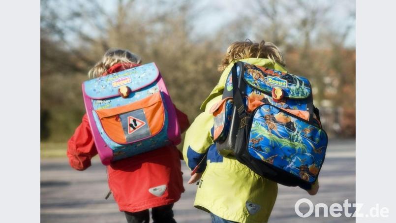 Die Neustädter Mittelschule nimmt den Betrieb auf. Die Schüler der fünften Klassen sammeln sich vor dem Haupteingang. Bild: Clemens Hösamer