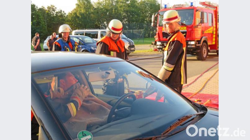 Nach dem Einsatzbefehl der Gruppenführerin Barbara Tschirschnitz (links) simuliert der Angriffstrupp mit Andreas Malik (rechts) und Anna Tschirschnitz (Mitte) die Befreiung der eingeklemmten Person, indem sie den Rettungsspreizer und das Schneidgerät betätigen. Bild: ow