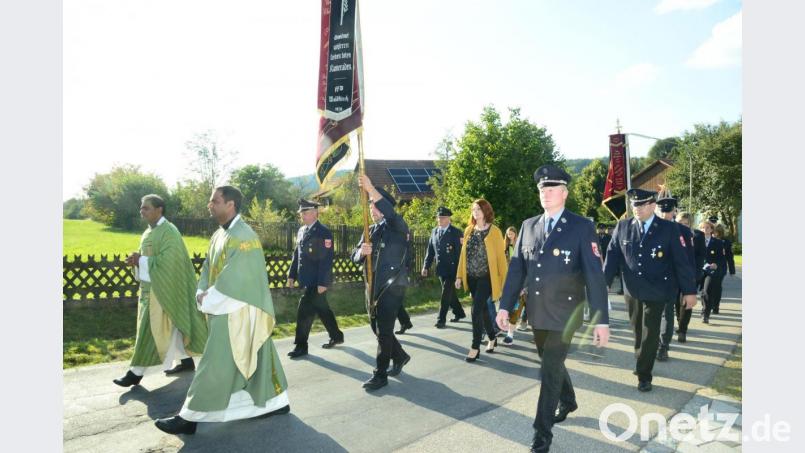 Hinter der Blaskapelle Waldkirch führte die Geistlichkeit und die gastgebende Wehr den Kirchenzug vom Feuerwehrhaus zum Vorplatz bei der Kirche an. Bild: bey