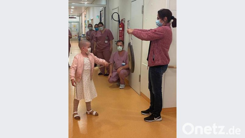 Mit drei kräftigen Gongschlägen beendete Sienna Rittler symbolisch ihre Intensivtherapie an der Kinder-Uniklinik Regensburg. Mama Julia Rittler hielt den Gong. Bild: Julia Rittler