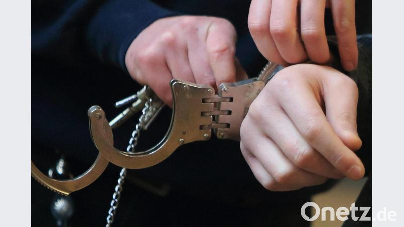 Ein harmlos erscheinender Job zieht für junge Frau aus dem Landkreis Neustadt/WN Ermittlungen der Polizei wegen des Verdachts der Geldwäsche und des Betrugs nach sich. Bild: Jens Wolf/dpa