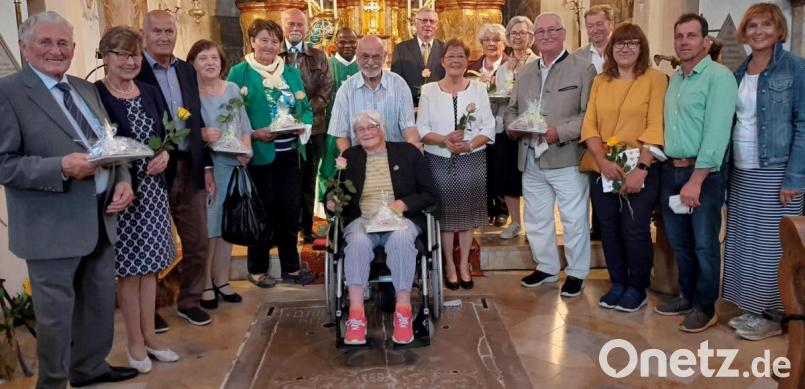 Den Lintacher Ehejubilaren gratulieren Pfarrer Moses Gudapati, (Mitte) und Pfarrgemeinderatssprecherin Waltraud Glöckner (links). Bild: jow