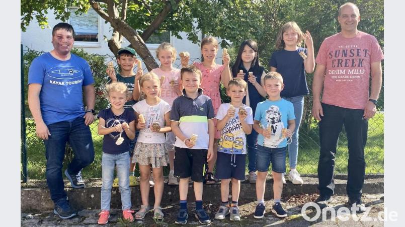 Die Kinder freuen sich schon darauf, die selbst gerollten, duftenden Kerzen in den dunklen Wintermonaten anzuzünden. Bild: vsr